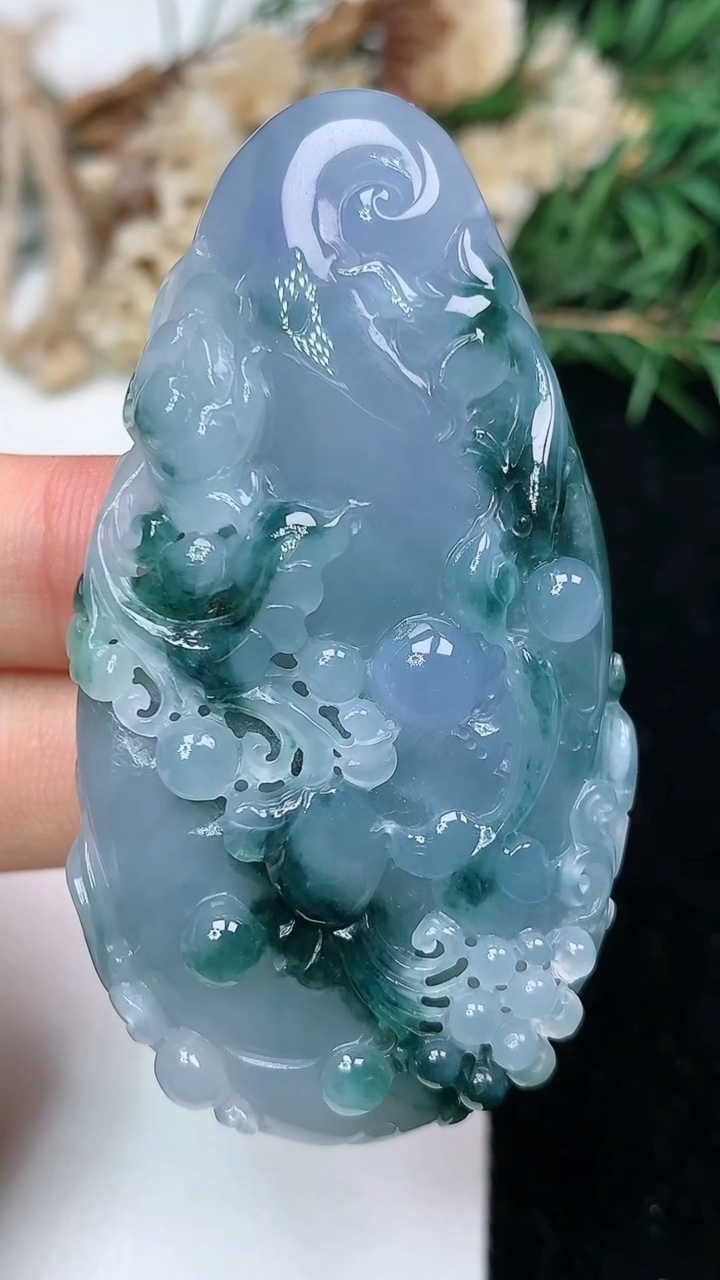 天然A货翡翠紫罗兰 飘花年年有余吊坠，尺寸59-31.5-10.3，重量:33.56g
5月13日