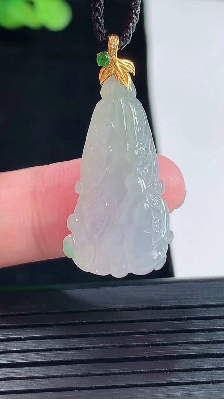 天然A货翡翠18k金春带彩 紫罗兰白菜吊坠，尺寸28-16.2-8.2重量:5.38g
5月14日