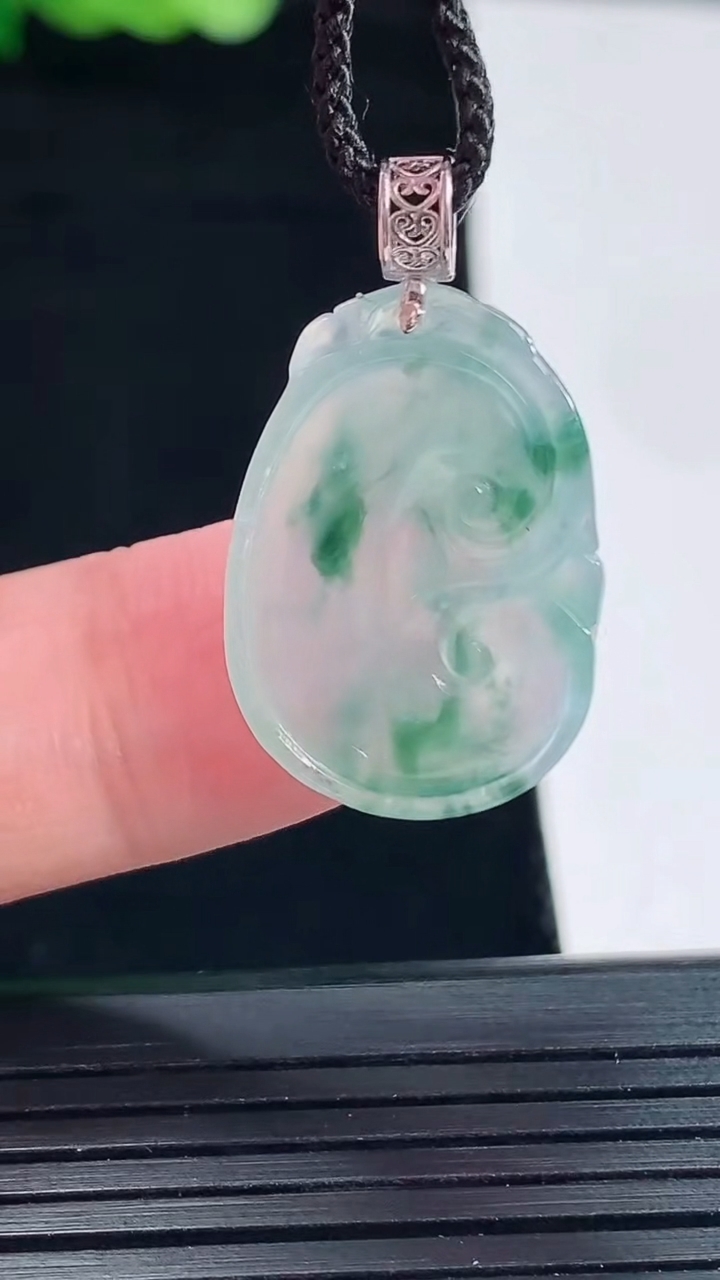 天然A货翡翠种飘花如意吊坠，尺寸22.5-16-4.6重量:3.49g
5月14日