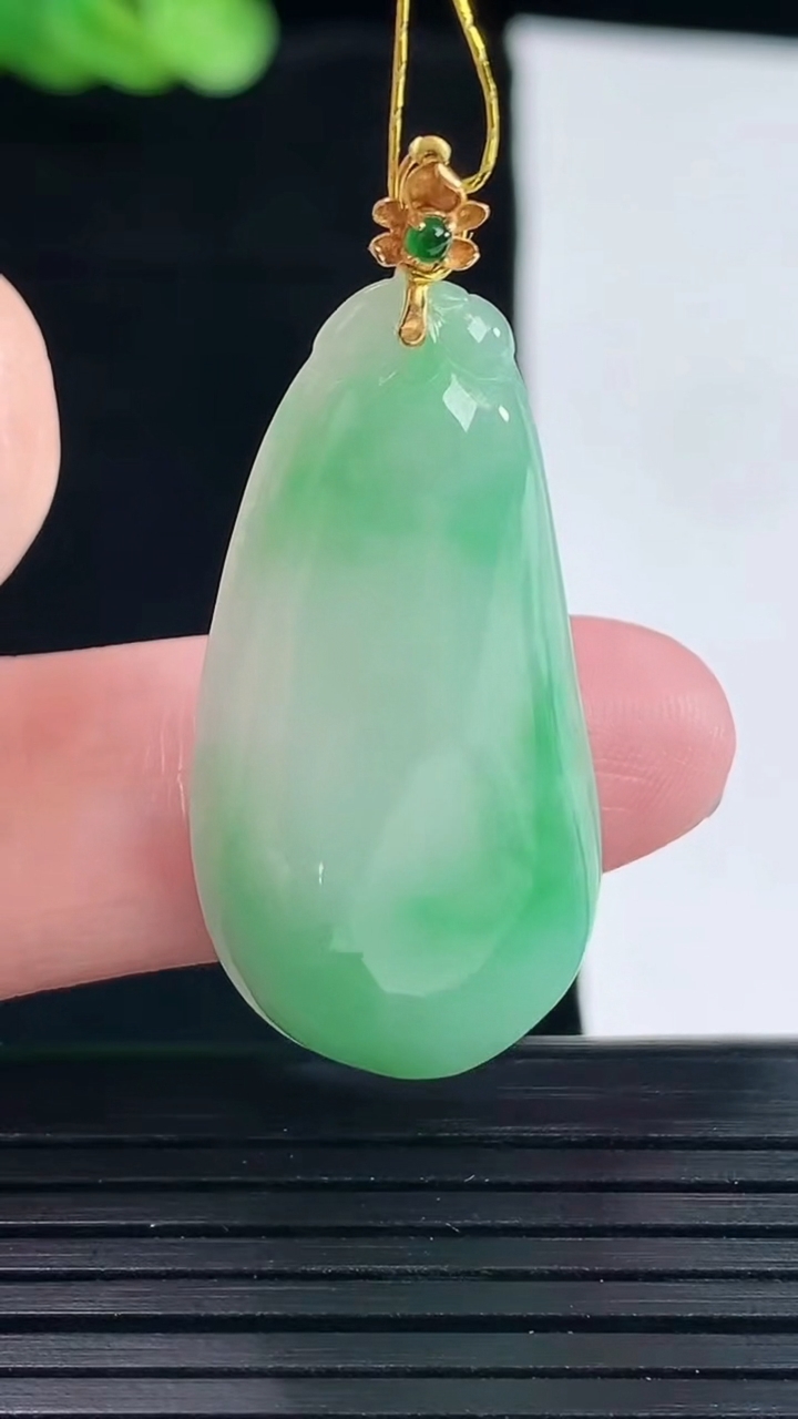 天然A货翡翠福瓜吊坠，尺寸33.6-18-5.6重量:6.62g
5月14日