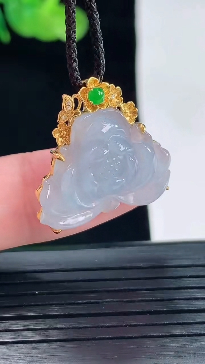 天然A货翡翠18k金紫罗兰和和美美 荷花吊坠，尺寸22-23-7，裸石18-23重量:3.85g
5月14日