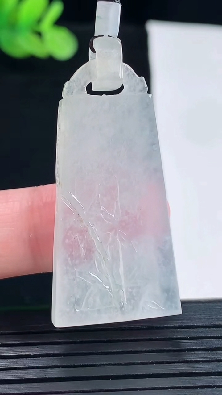 天然A货翡翠节节高升 竹节吊坠，尺寸42-21-5.0重量:12.25g
5月14日