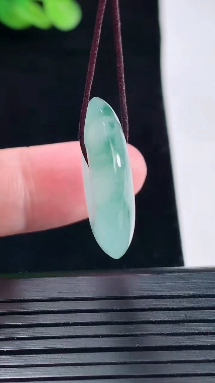 天然A货翡翠冰种飘花平安扣吊坠，尺寸25-5.6重量:7.04g
5月14日