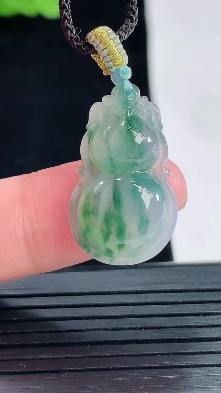 天然A货翡翠冰种飘花葫芦吊坠，尺寸24-15-6.2重量:3.55g
5月14日