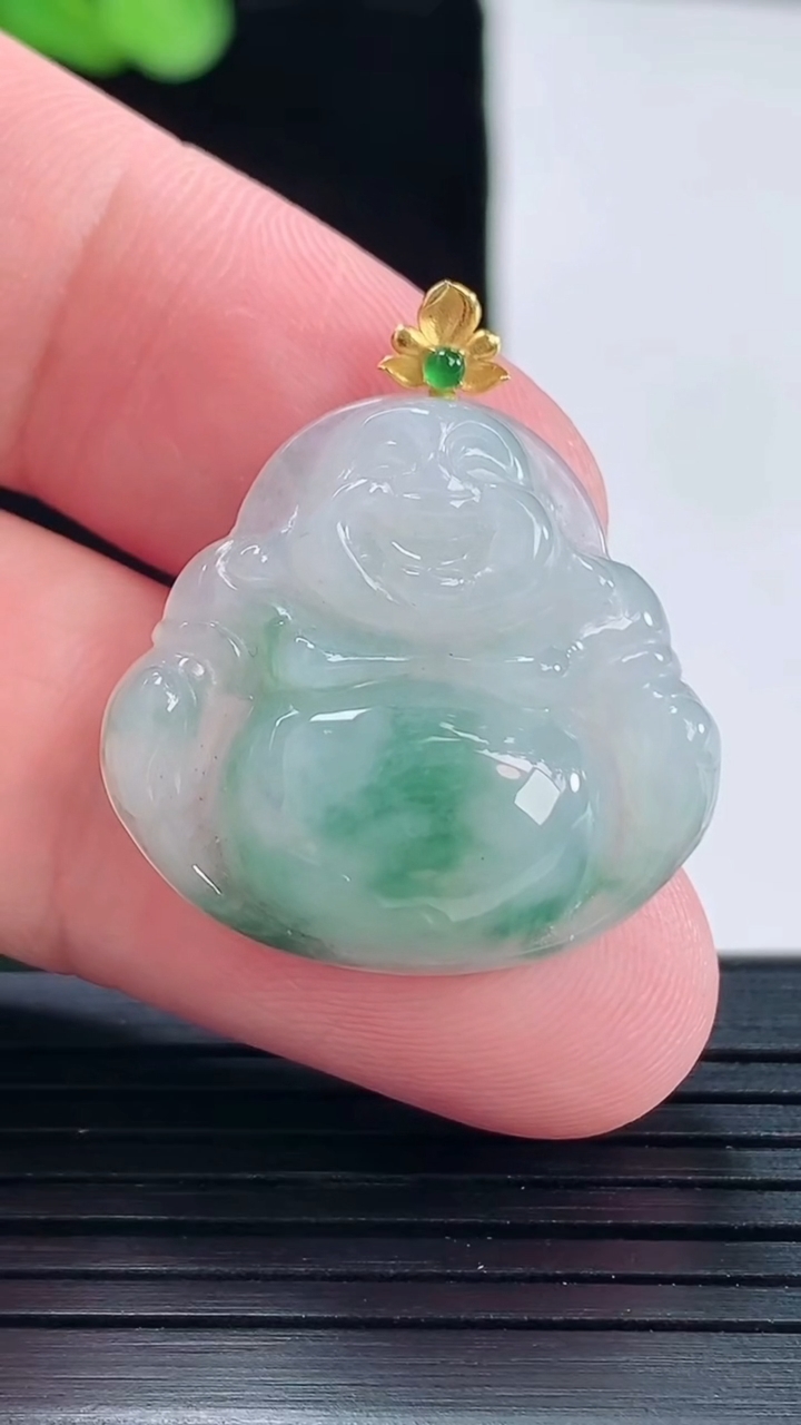 天然A货翡翠18k金飘花佛公吊坠，尺寸23.6-25.5-7重量:6.25g
5月14日