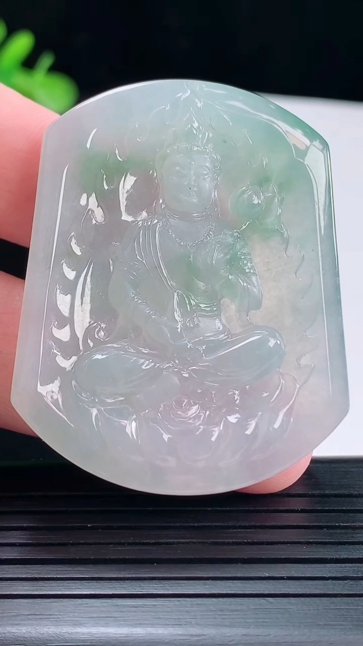 天然A货翡翠冰种飘花大势至菩萨吊坠，尺寸50-40-5.5重量:23.64g
5月14日