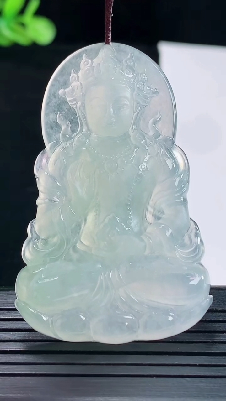 天然A货翡翠度母菩萨吊坠，尺寸54.5-35.5-5.6重量:17.98g
5月14日