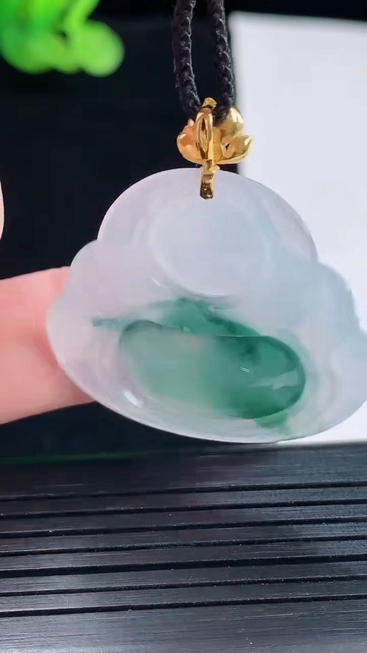 天然A货翡翠种飘花佛公吊坠，尺寸28.5-34-6重量:8.53g
5月14日
