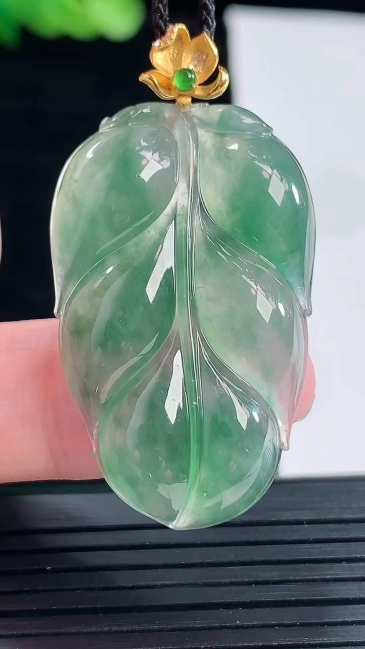 天然A货翡翠种飘花金枝玉叶 叶子吊坠，尺寸37-24-6重量:9.29g
5月14日