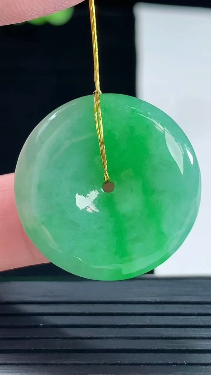 天然A货翡翠平安扣吊坠，尺寸27-6重量:9.12g
5月14日