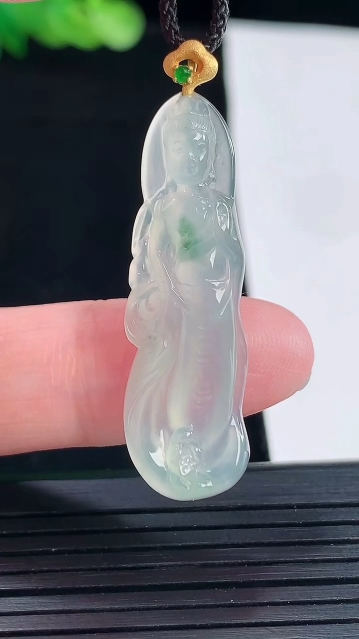 天然A货翡翠种飘花观音菩萨吊坠，尺寸38-12.2-5重量:4.24g
5月14日