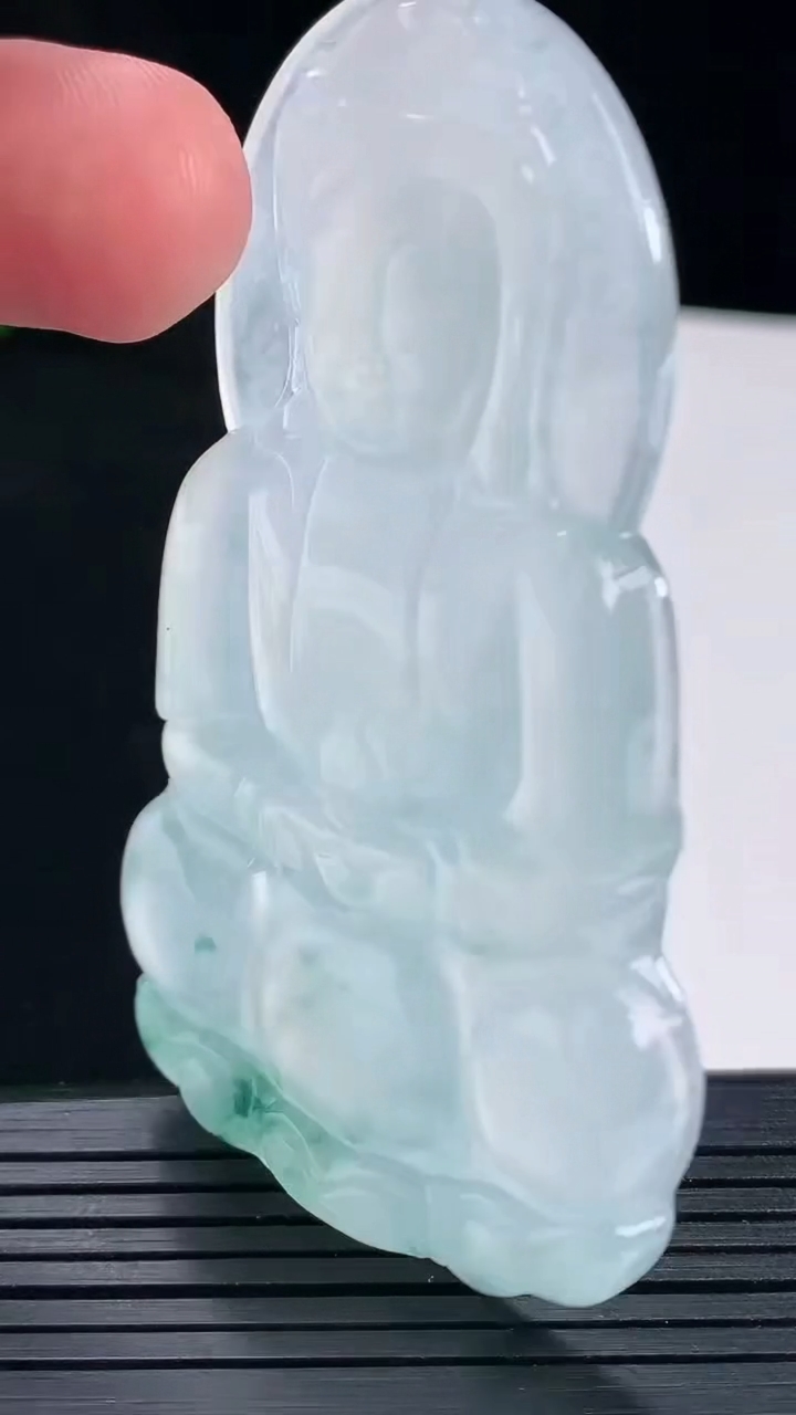 天然A货翡翠种飘花正装观音吊坠，尺寸69.5-41.6-5.5重量:32.12g
5月14日