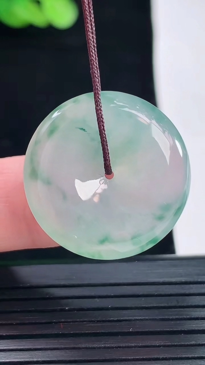 天然A货翡翠冰种飘花平安扣吊坠，尺寸25-5.6重量:7.04g
5月14日