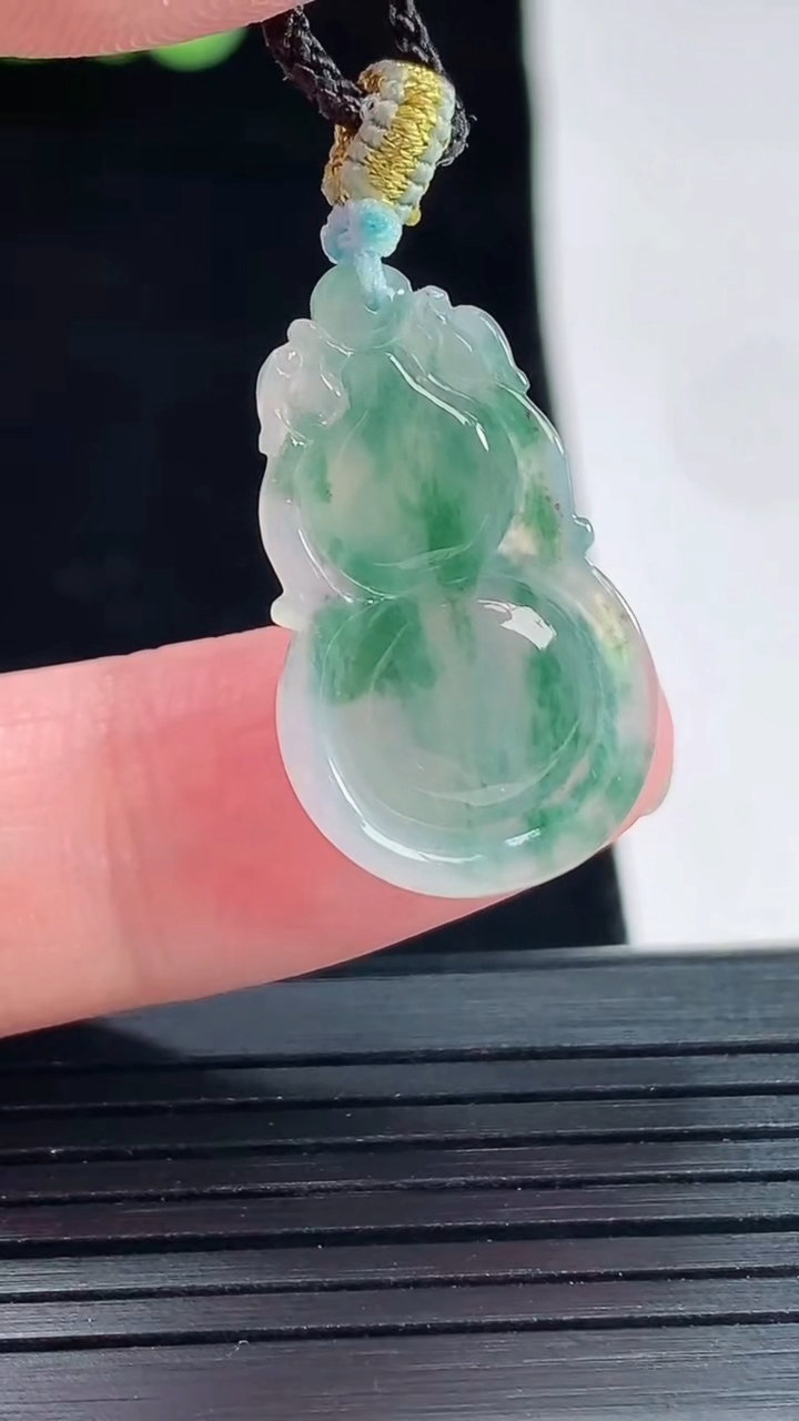 天然A货翡翠冰种飘花葫芦吊坠，尺寸24-15-6.2重量:3.55g
5月14日