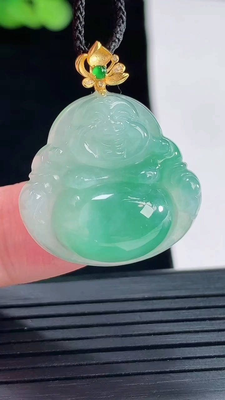 天然A货翡翠佛公吊坠，尺寸24-25.6-8.5重量:7.50g
5月14日