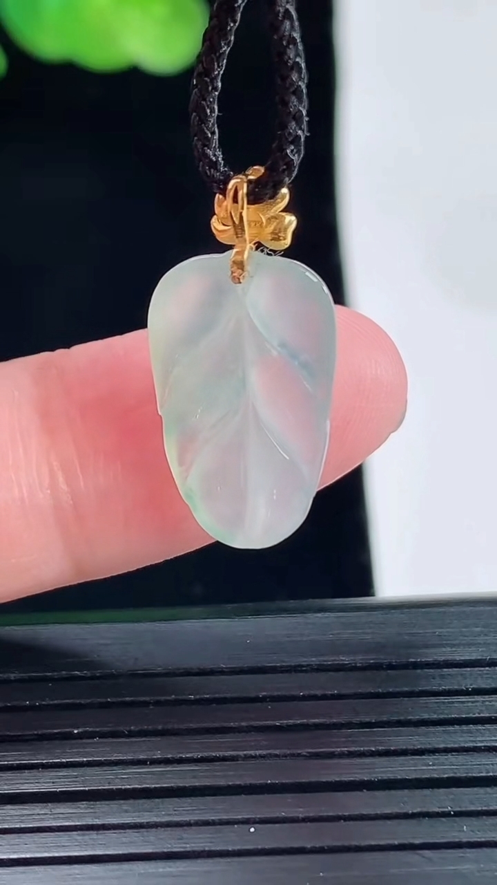 天然A货翡翠种飘花金枝玉叶 叶子吊坠，尺寸18-11-3.5重量:1.53g
5月14日