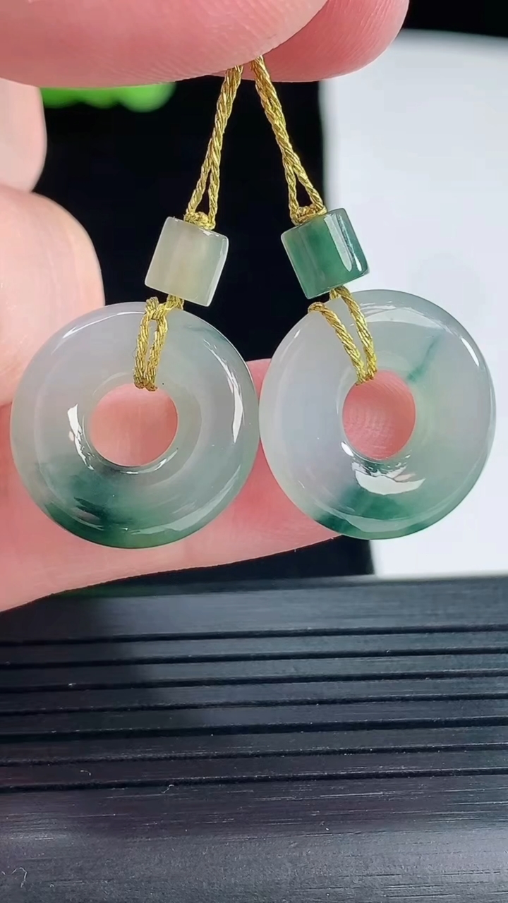 天然A货翡翠飘花平安环吊坠一对，尺寸18-4.8重量:6.13g
5月14日