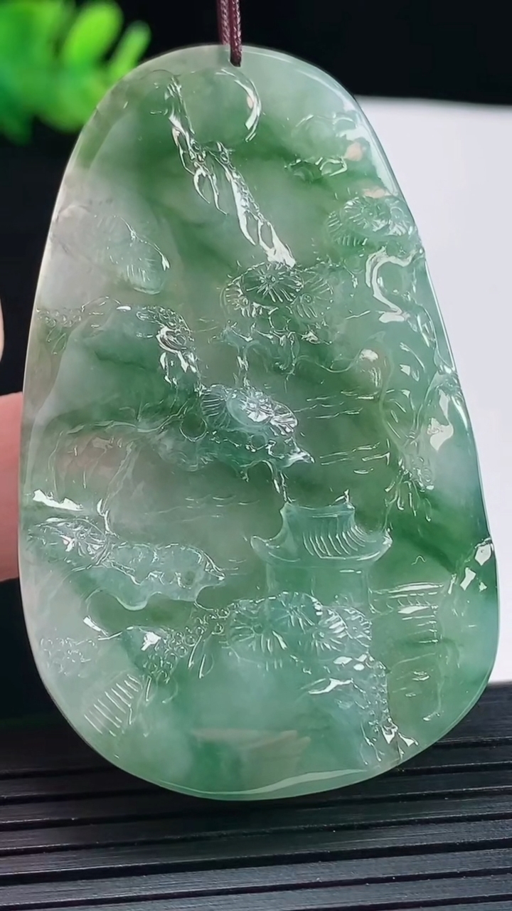 天然A货翡翠牌吊坠，尺寸59.2-37-7.8重量:29.66g
5月14日