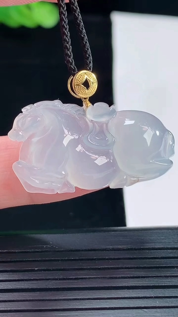 天然A货翡翠种白冰生肖马吊坠，尺寸34-18.5-5重量:5.95g
5月14日