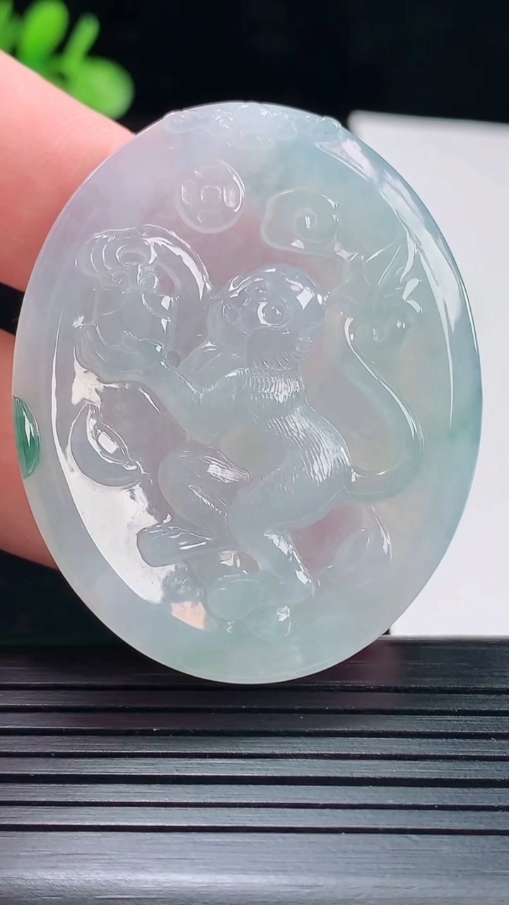 天然A货翡翠生肖猴吊坠，尺寸50.5-41-5.2重量:21.39g
5月14日