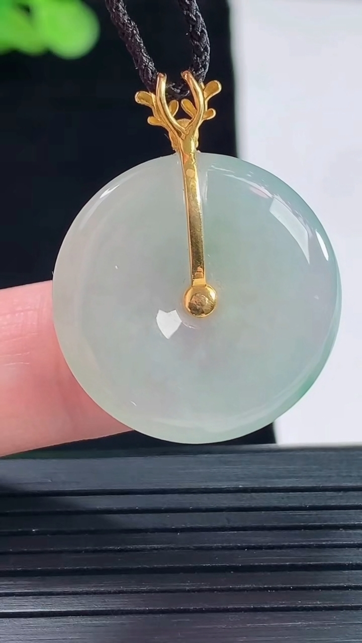 天然A货翡翠平安扣吊坠，尺寸24.5-5重量:7.04g
5月14日