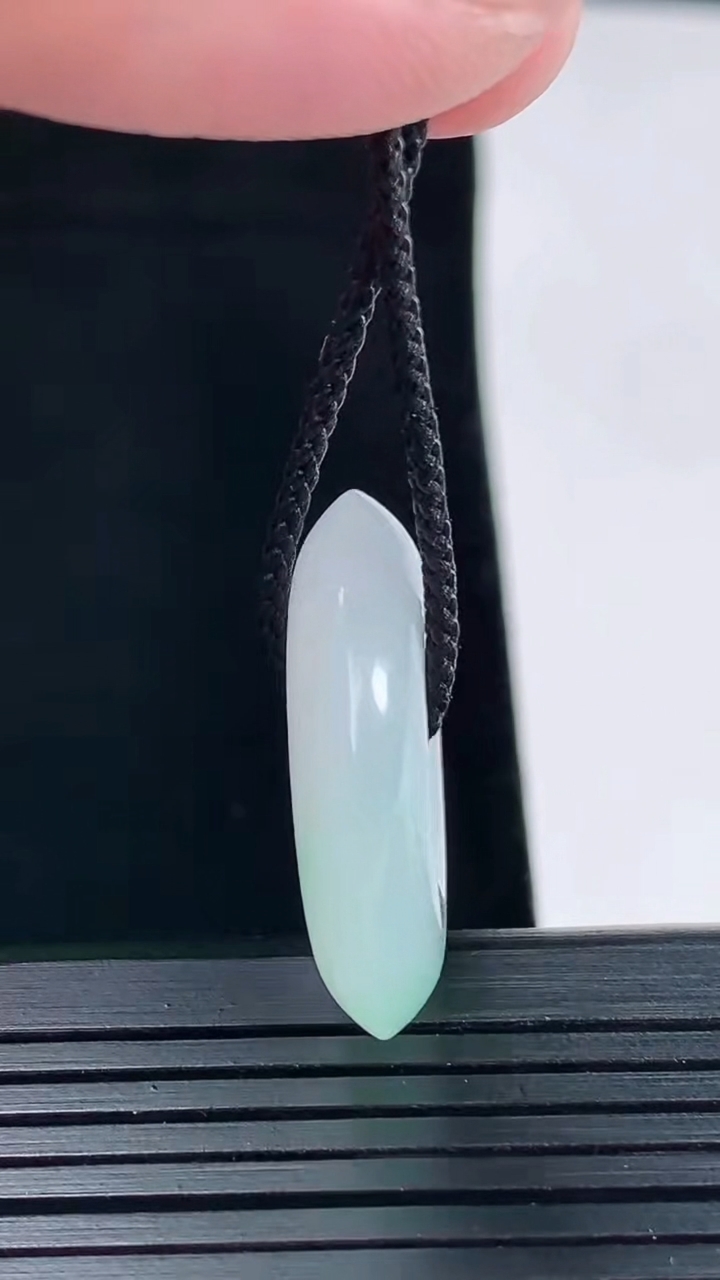天然A货翡翠平安扣吊坠，尺寸26-6重量:8.17g
5月14日