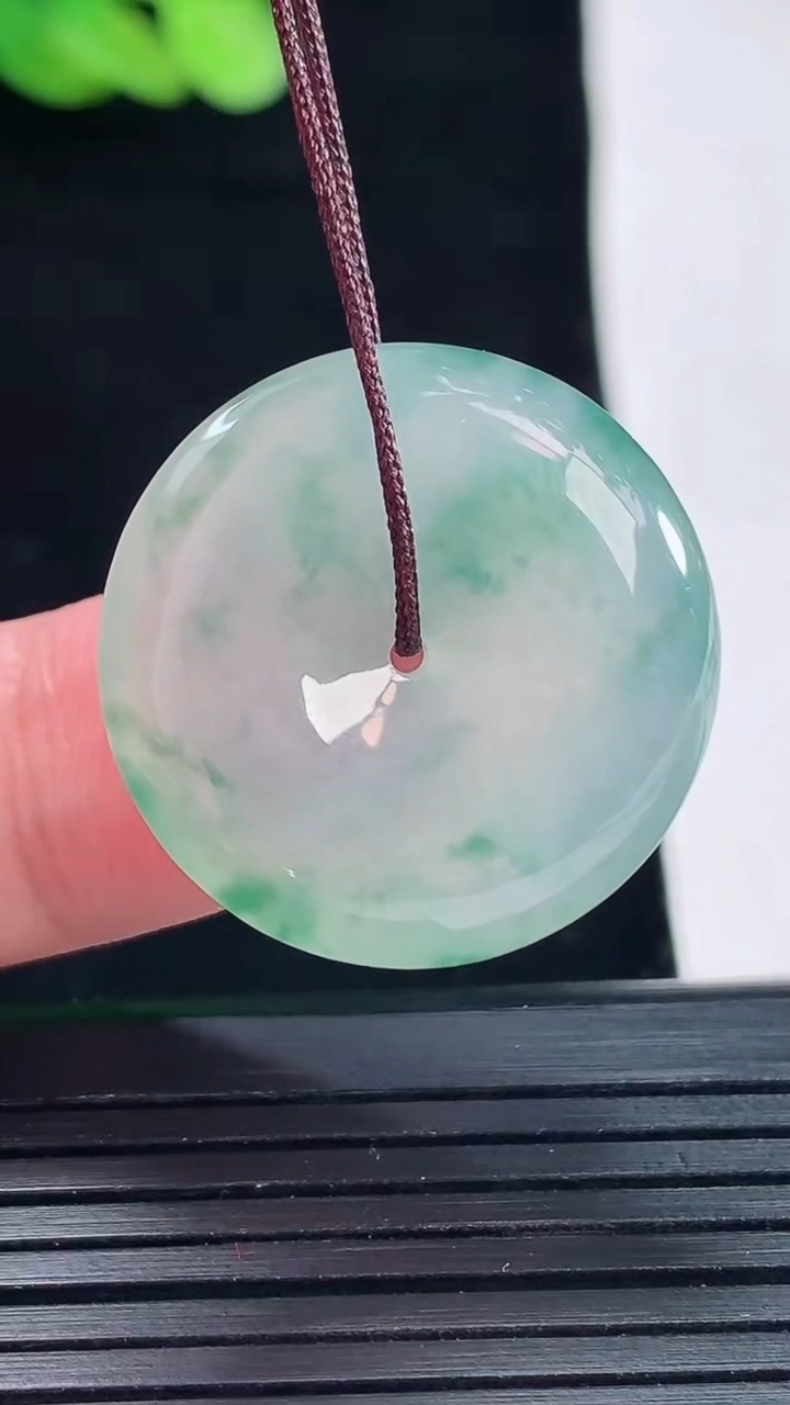 天然A货翡翠冰种飘花平安扣吊坠，尺寸25-5.6重量:7.04g
5月14日