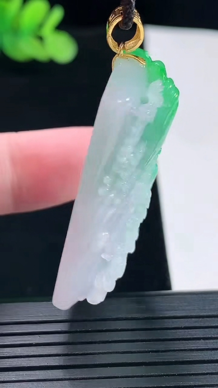 天然A货翡翠山水牌吊坠，尺寸43-25-11重量:23.66g
5月14日
