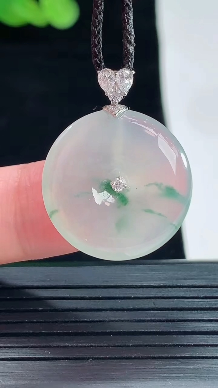天然A货翡翠种飘花平安扣吊坠，尺寸21.5-3.6重量:3.88g
5月14日