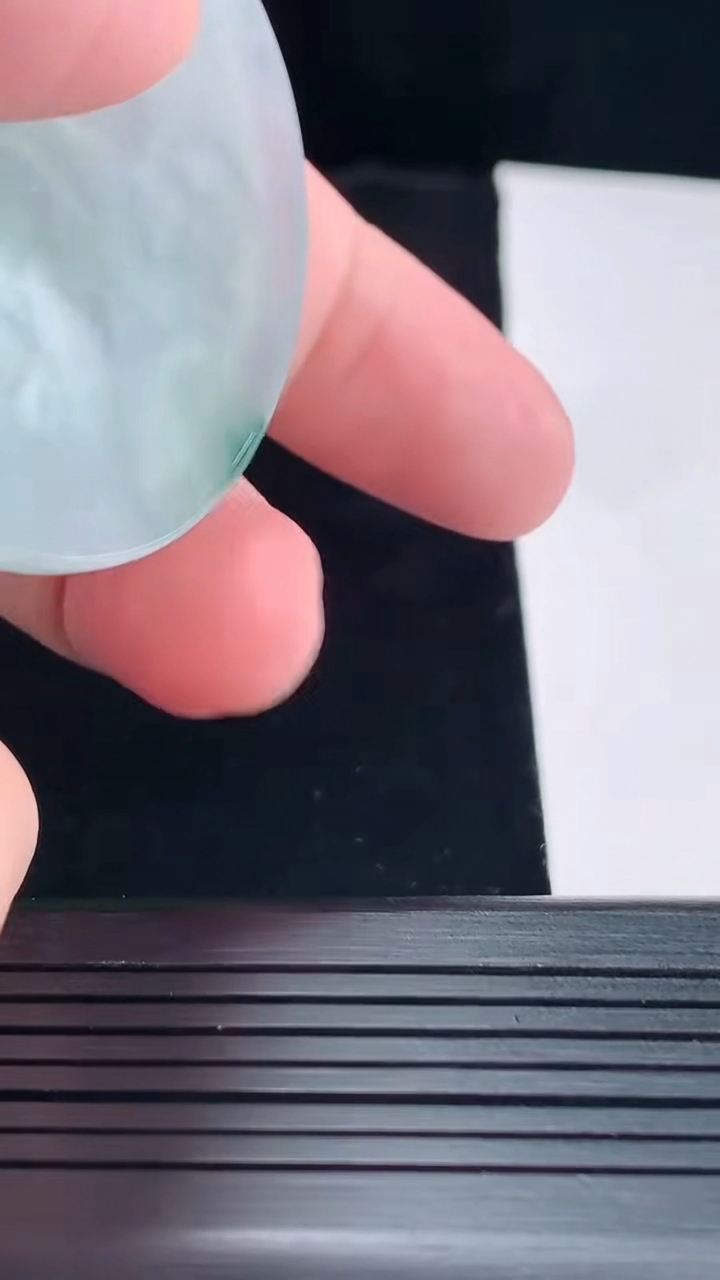 天然A货翡翠生肖猴吊坠，尺寸50.5-41-5.2重量:21.39g
5月14日