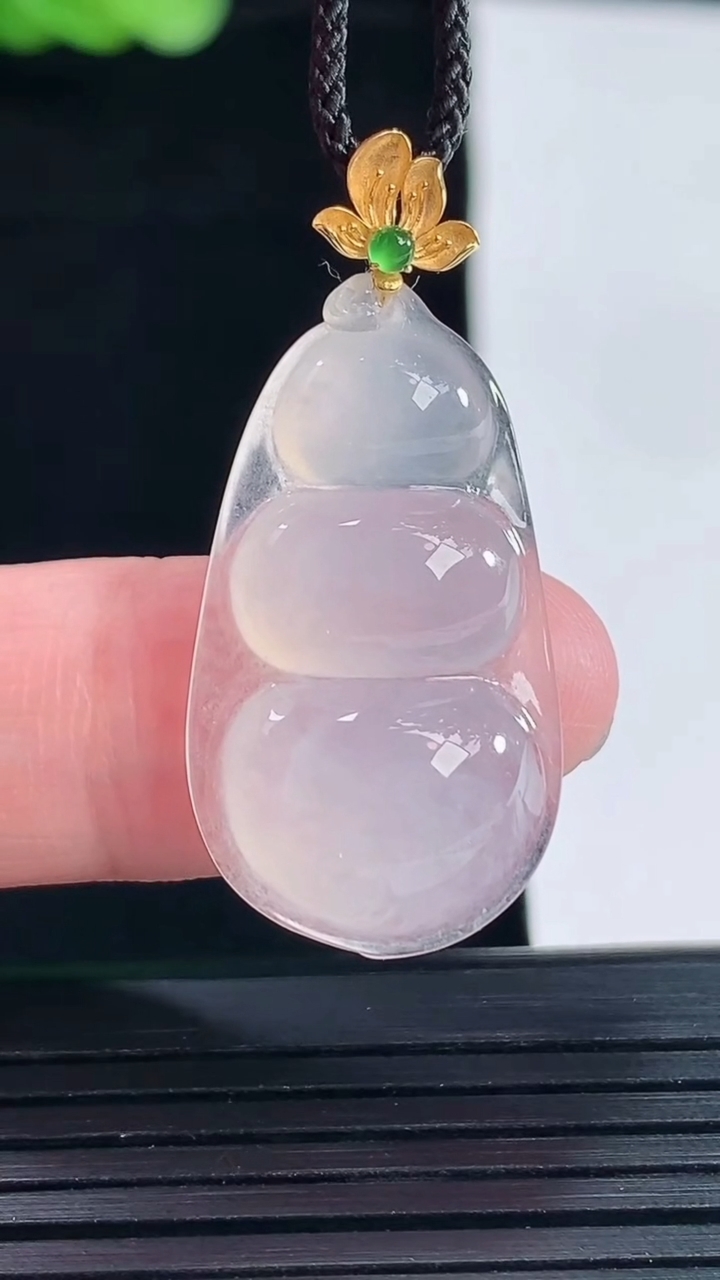 天然A货翡翠种白冰福豆吊坠，尺寸28.5-17-5.5重量:3.85g
5月14日