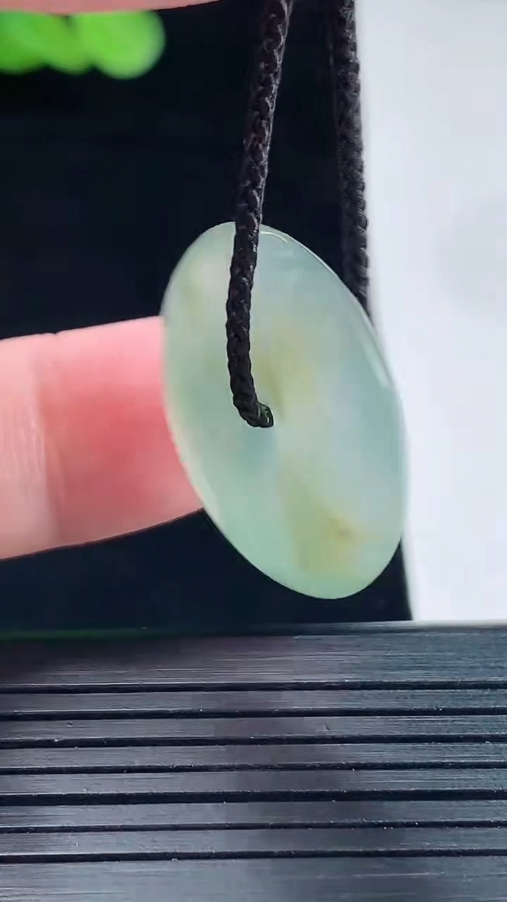 天然A货翡翠平安扣吊坠，尺寸25-5.6重量:6.85g
5月14日