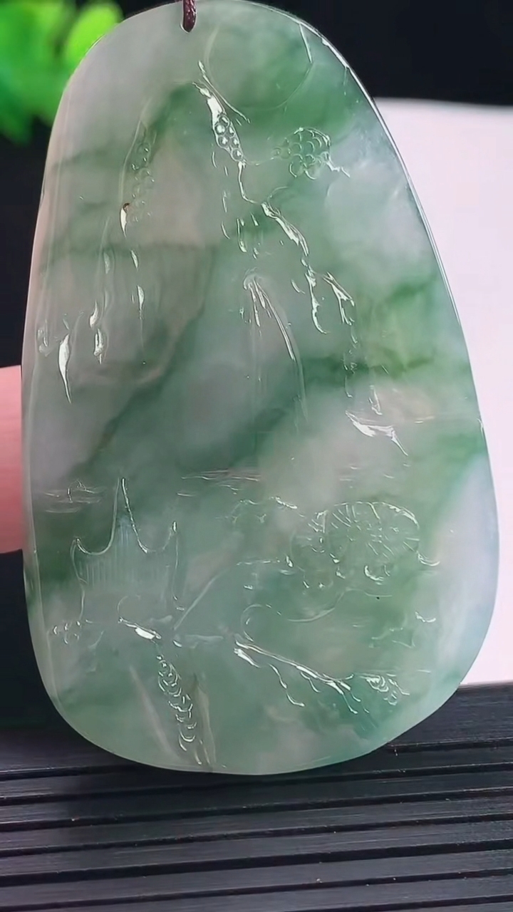 天然A货翡翠牌吊坠，尺寸59.2-37-7.8重量:29.66g
5月14日