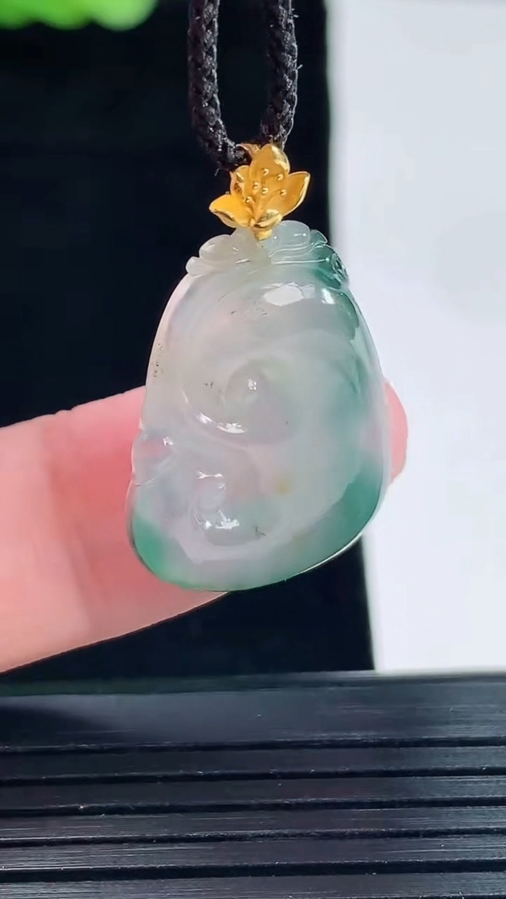 天然A货翡翠18k金飘花如意吊坠，尺寸24-18-3.8重量:3.08g
5月14日