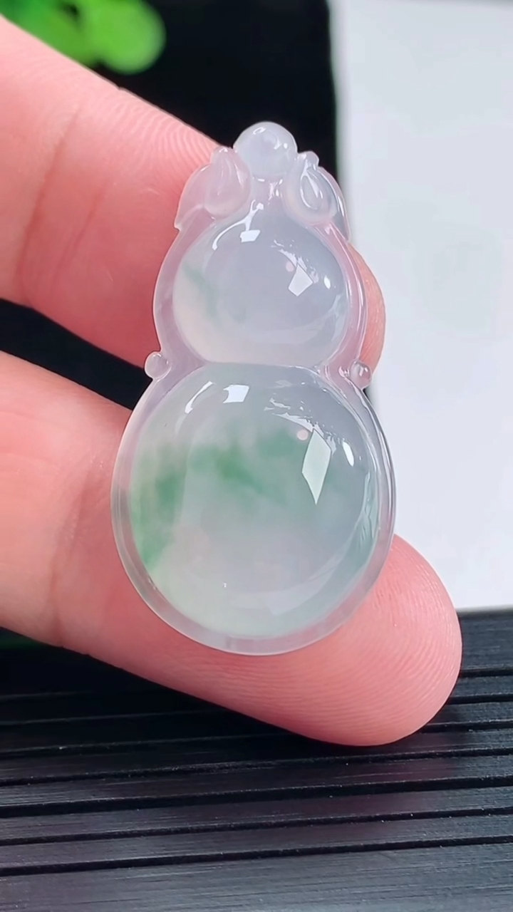 天然A货翡翠冰种飘花葫芦吊坠，尺寸36-19-6.5重量:6.18g
5月14日