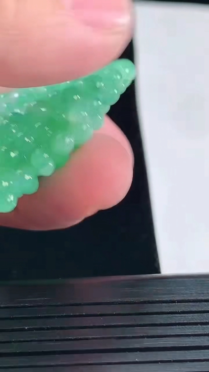 天然A货翡翠多子多福 葡萄吊坠，尺寸48-34.5-11重量:21.62g
5月14日