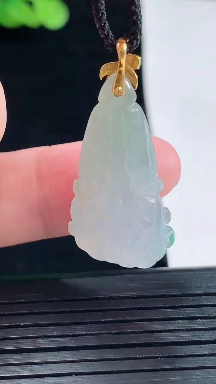 天然A货翡翠18k金春带彩 紫罗兰白菜吊坠，尺寸28-16.2-8.2重量:5.38g
5月14日