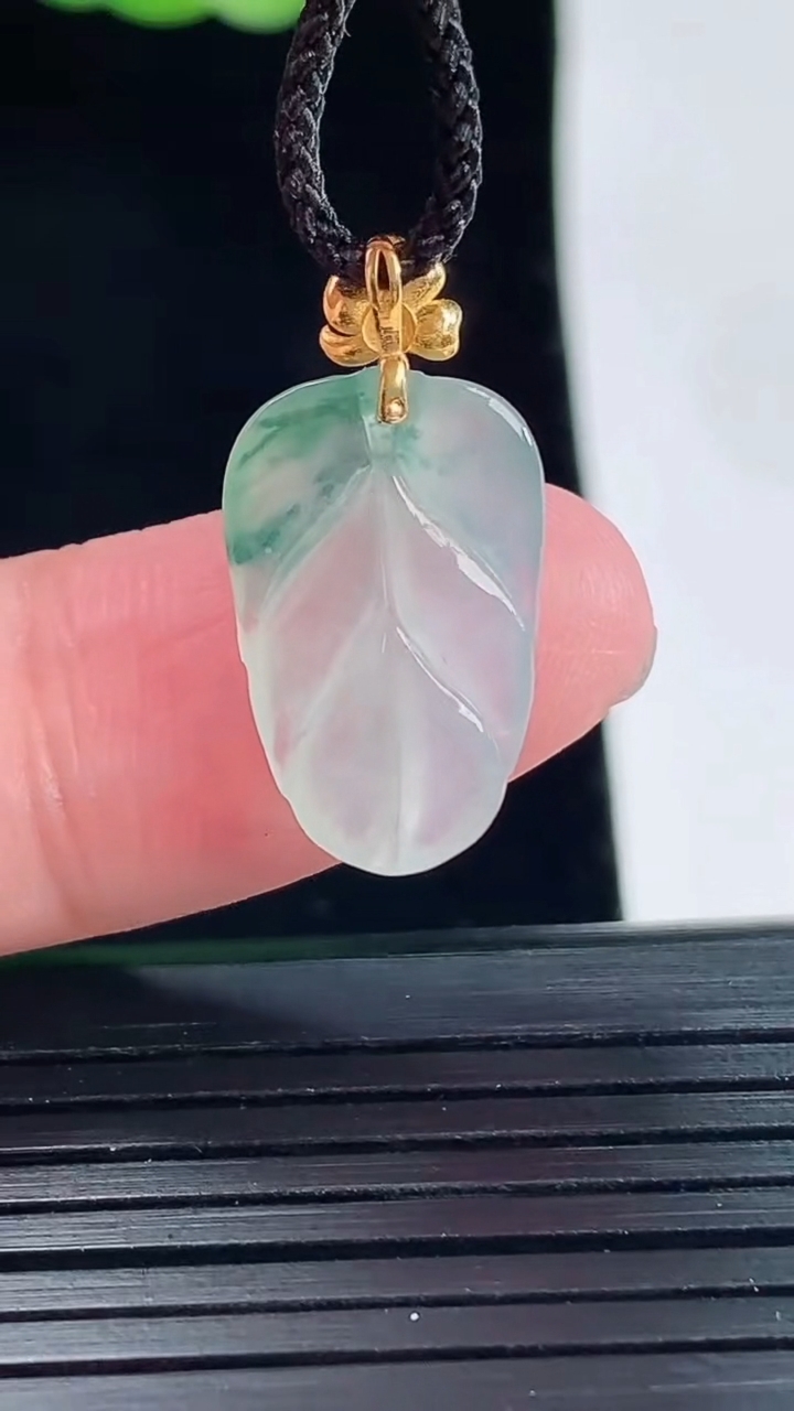 天然A货翡翠种飘花金枝玉叶 叶子吊坠，尺寸17.6-11.5-3.5重量:1.40g
5月14日
