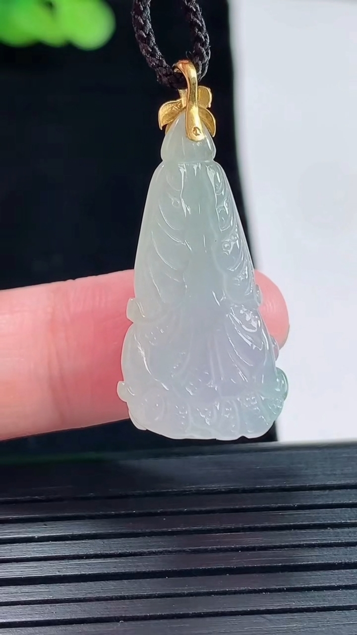 天然A货翡翠18k金春带彩 紫罗兰白菜吊坠，尺寸28-16.2-8.2重量:5.38g
5月14日