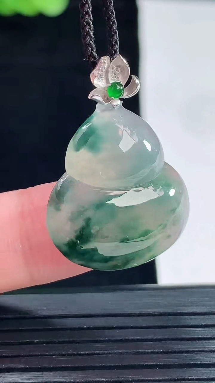 天然A货翡翠种飘花葫芦吊坠，尺寸21.6-22-5.6重量:5.24g
5月14日