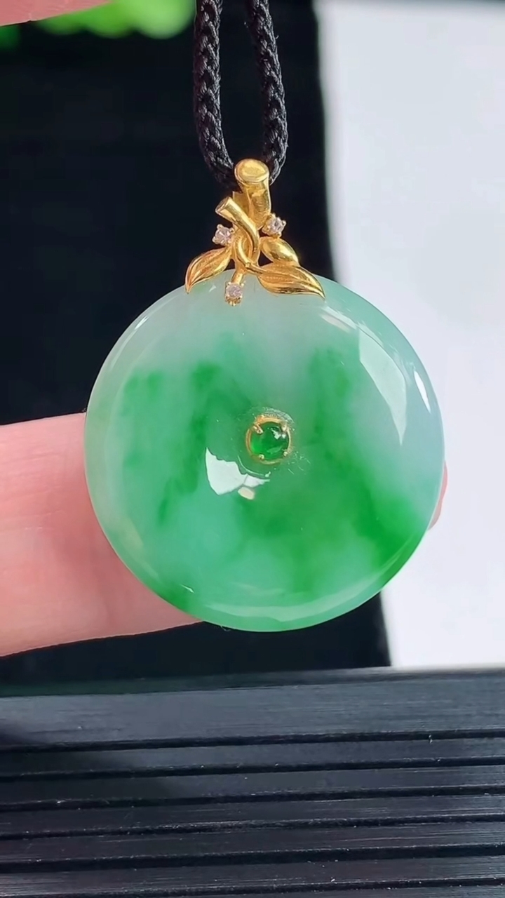 天然A货翡翠平安扣吊坠，尺寸23-4.6重量:5.50g
5月14日