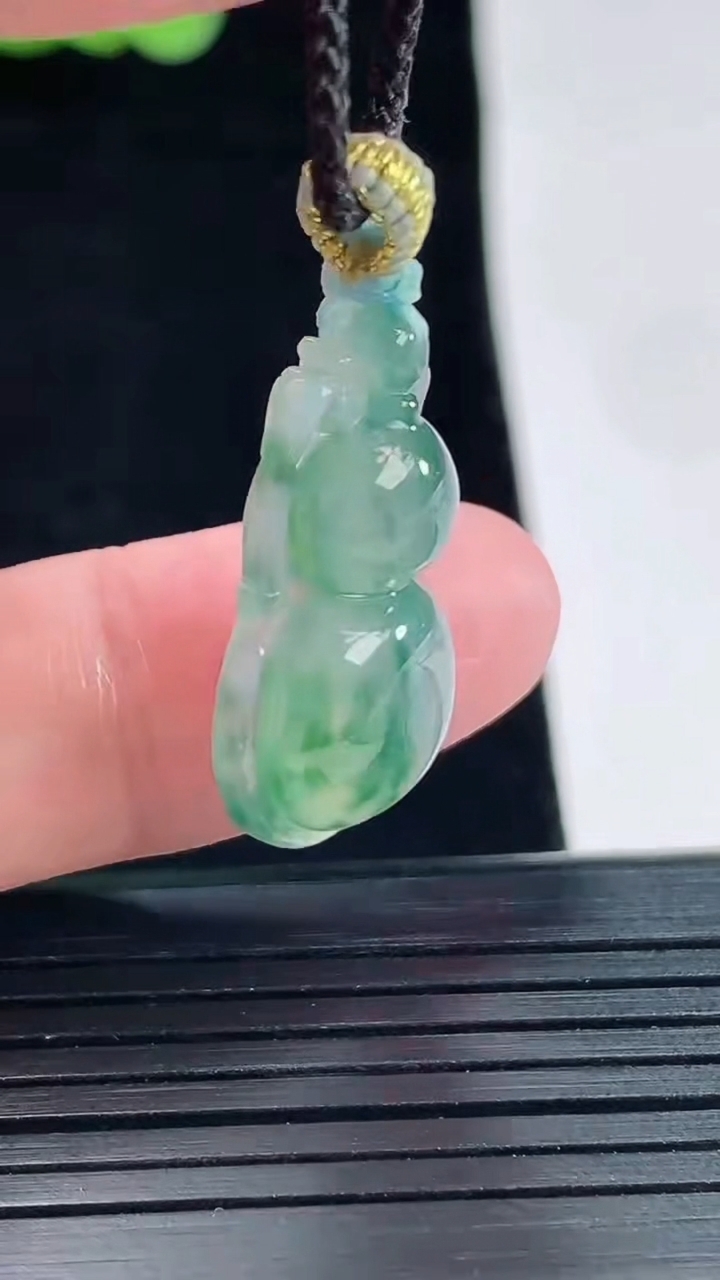 天然A货翡翠冰种飘花葫芦吊坠，尺寸24-15-6.2重量:3.55g
5月14日