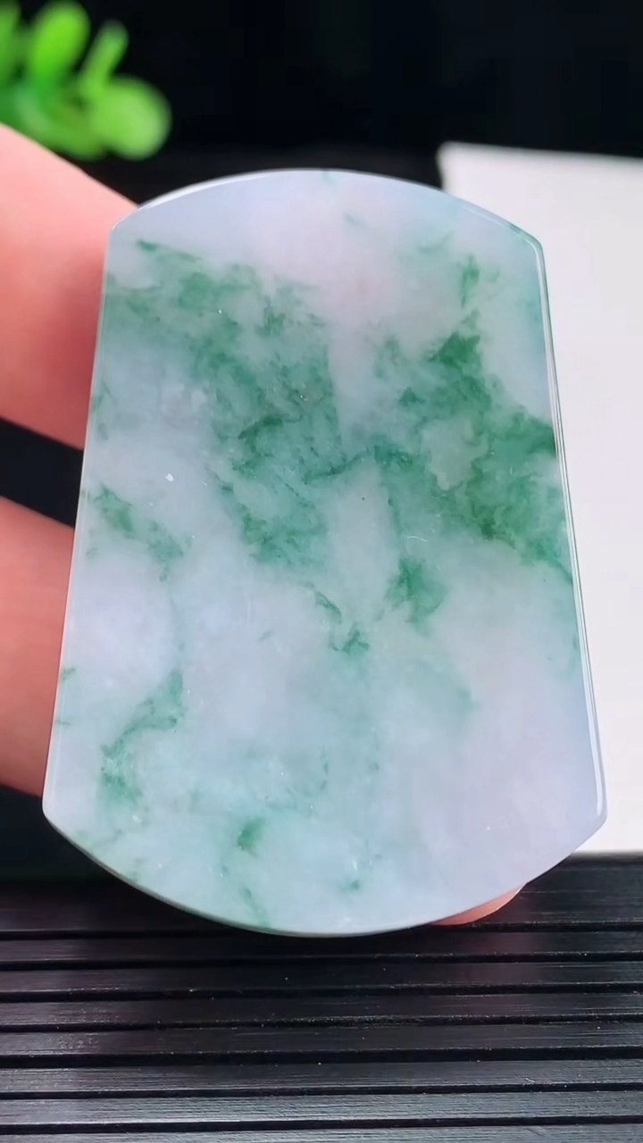 天然A货翡翠飘花无事牌吊坠，尺寸51-35-6.5重量:33.35g
5月14日