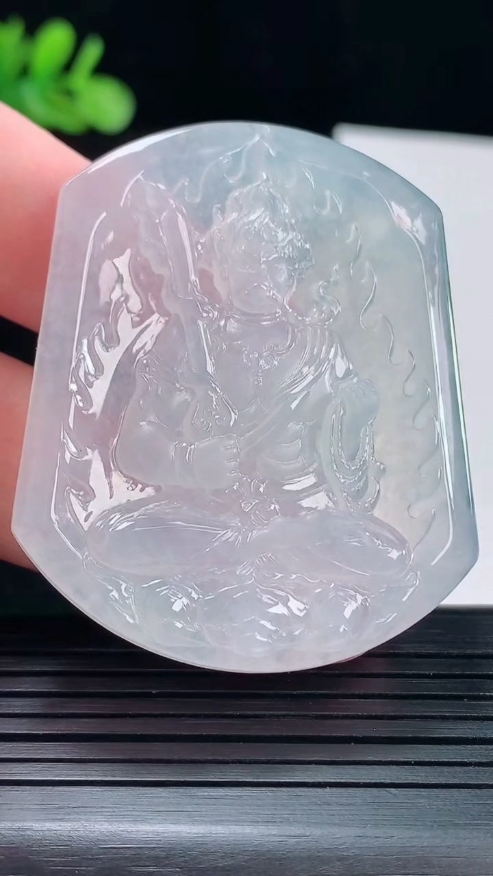 天然A货翡翠种白冰不动明王吊坠，尺寸52.5-42.5-5.6重量:27.55g
5月14日