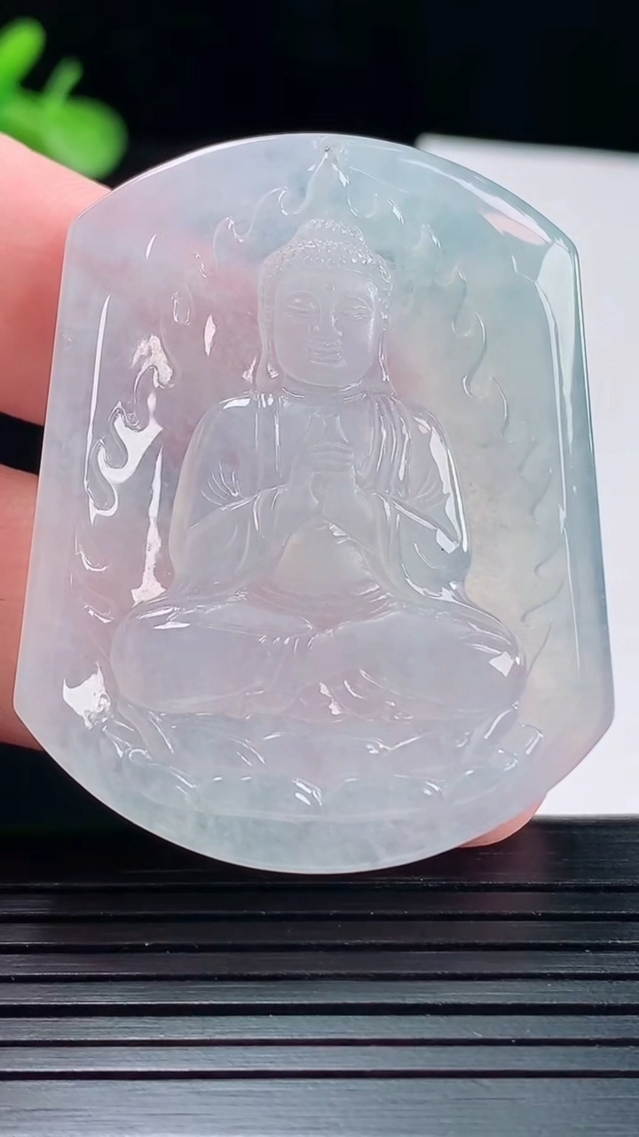 天然A货翡翠大日如来佛吊坠，尺寸48.6-39-5.5重量:23.74g
5月14日