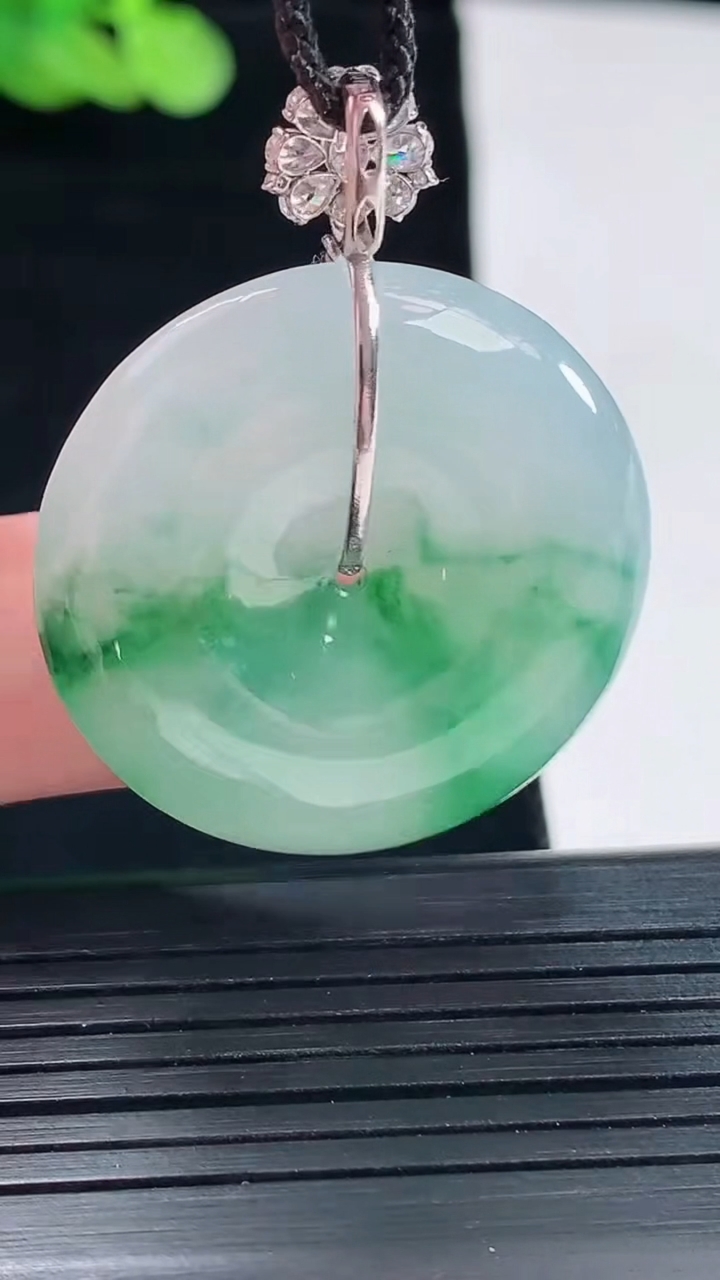 天然A货翡翠平安扣吊坠，尺寸29-6.6重量:13.25g
5月14日