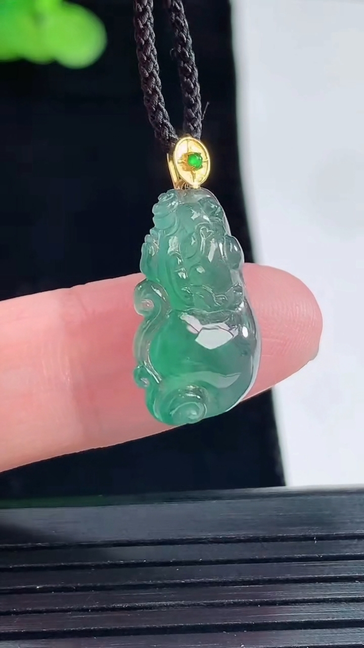 天然A货翡翠18k金蓝水霸王貔貅吊坠，尺寸19-12.8-5.8重量:2.33g
5月14日