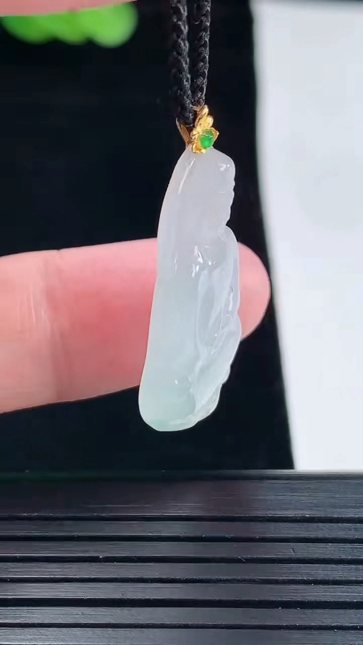 天然A货翡翠素衣观音吊坠，尺寸27.5-18-4重量:3.75g
5月14日