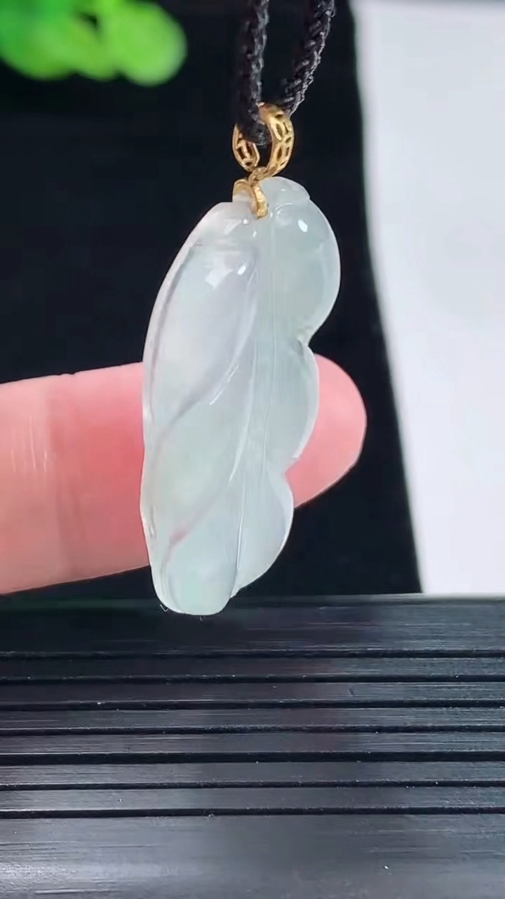 天然A货翡翠18k金飘花金枝玉叶 叶子吊坠，尺寸30.5-19-4重量:4.11g
5月14日