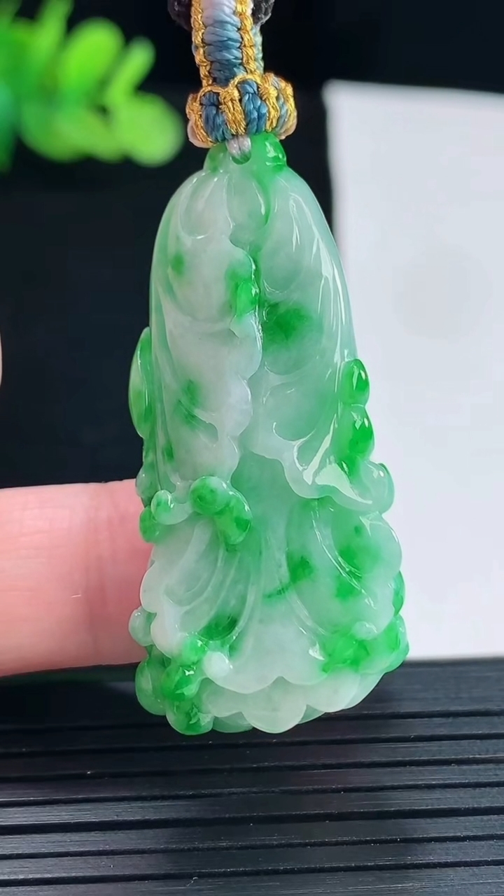 天然A货翡翠白菜吊坠，尺寸40.6-20-13重量:18.00g
5月14日